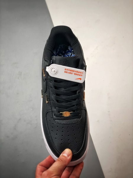 Air Force 1 '07 Low Dourado e Preto - Vista 9