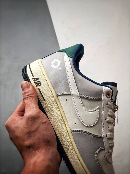 Air Force 1 Low Juvenil Cinza e Branco - Vista 2