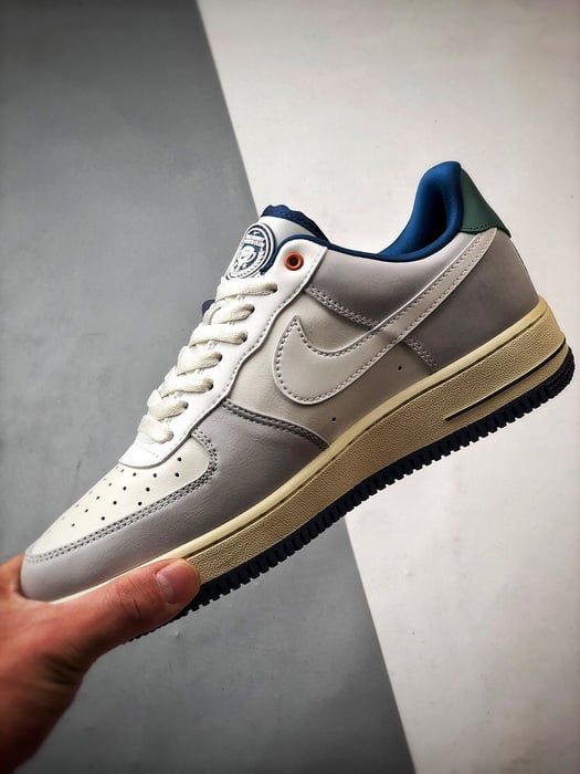 Air Force 1 Low Juvenil Cinza e Branco - Vista 5