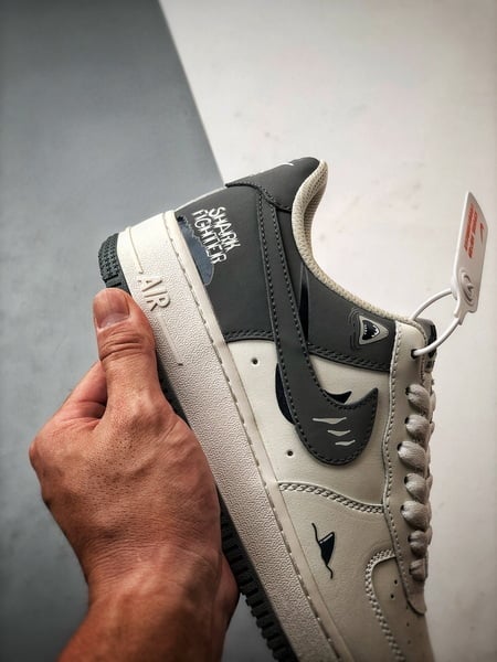 Air Force 1 '07 Low Tema Tubarão Branco e Cinzento - Vista 2