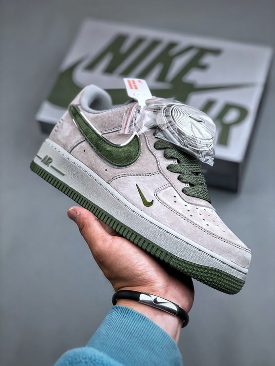 Air Force 1 '07 Low Camurça Cinzento e Verde Mini Gancho Estrela - Vista 9