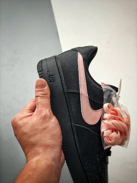 Air Force 1 '07 Low Preto e Rosa Estrelas - Vista 2