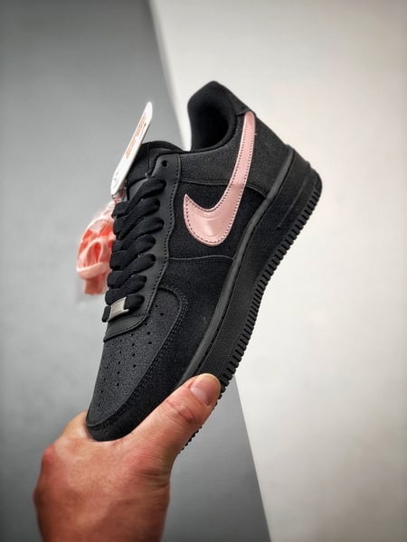 Air Force 1 '07 Low Preto e Rosa Estrelas - Vista 5