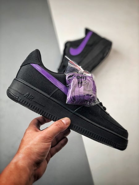 Air Force 1 '07 Low Preto e Roxo Estrelas - Vista 8