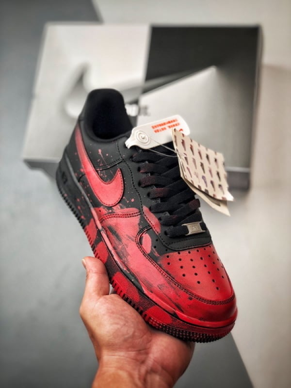 Air Force 1 '07 Low Preto e Vermelho Spray - Vista 1