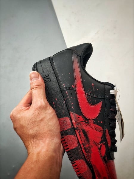 Air Force 1 '07 Low Preto e Vermelho Spray - Vista 2