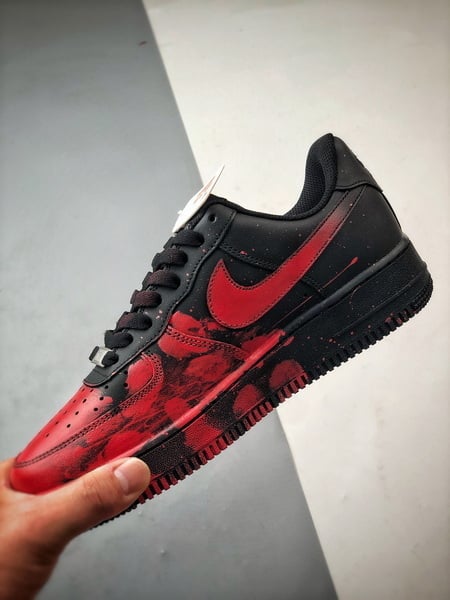 Air Force 1 '07 Low Preto e Vermelho Spray - Vista 5