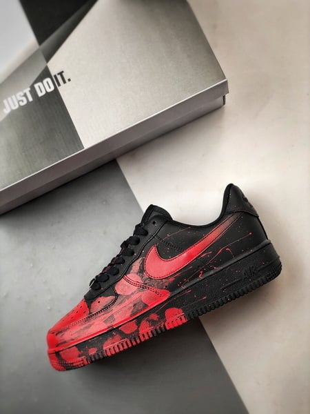 Air Force 1 '07 Low Preto e Vermelho Spray - Vista 8