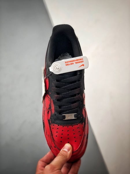 Air Force 1 '07 Low Preto e Vermelho Spray - Vista 9