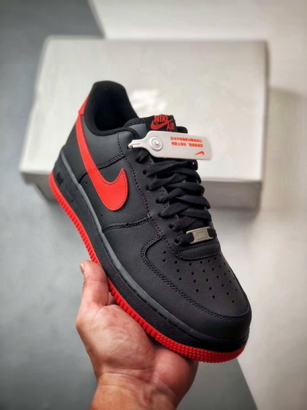 Air Force 1 Low Preto e Vermelho - Vista 1