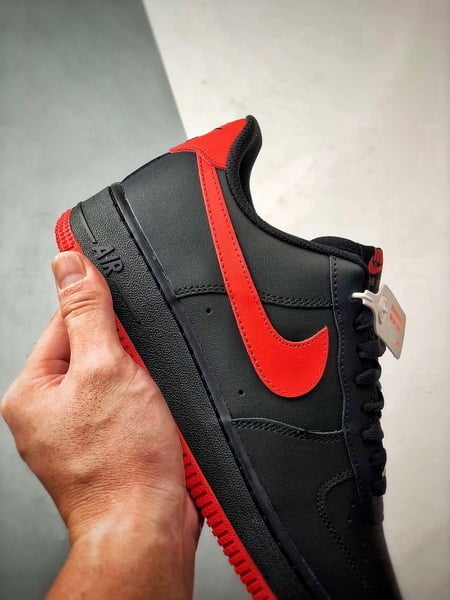 Air Force 1 Low Preto e Vermelho - Vista 2