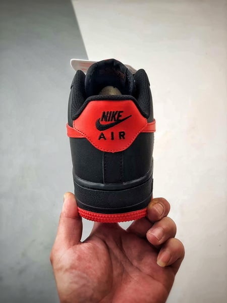 Air Force 1 Low Preto e Vermelho - Vista 3