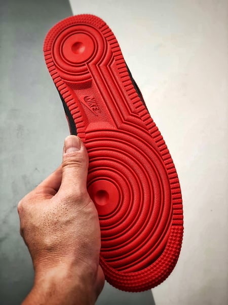 Air Force 1 Low Preto e Vermelho - Vista 4