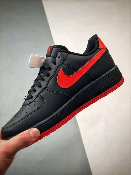 Air Force 1 Low Preto e Vermelho - Vista 5