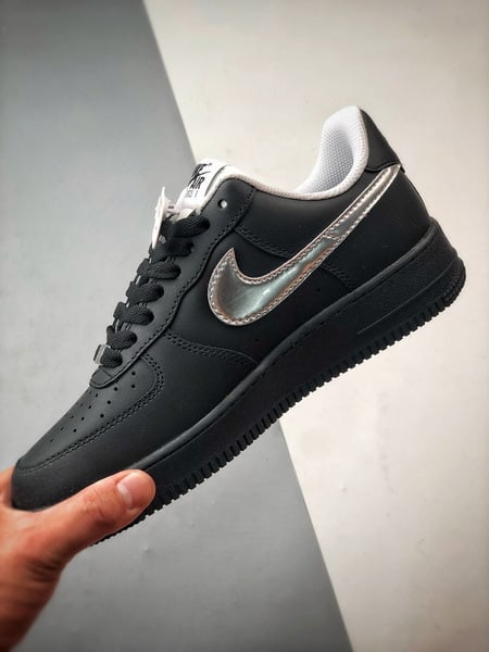 Air Force 1 '07 Low Preto e Prata Rosa - Vista 5