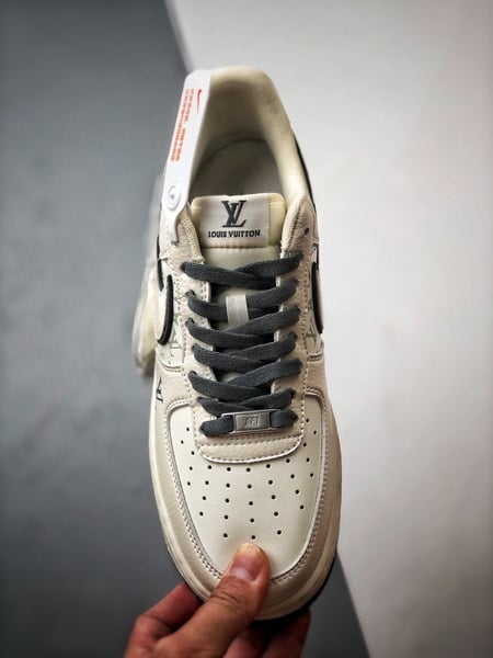 Air Force 1 '07 Low LV Branco Claro e Cinza - Vista 9