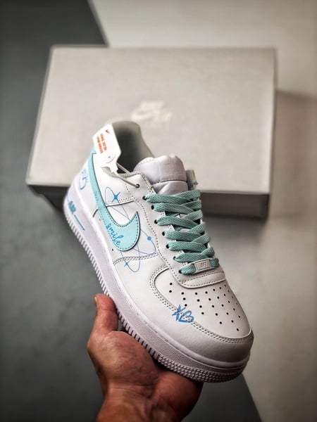Air Force 1 '07 Low Love Branco e Azul - Vista 3