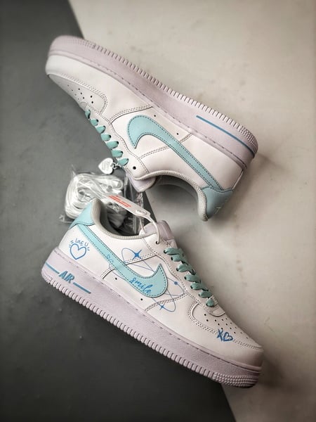 Air Force 1 '07 Low Love Branco e Azul - Vista 7