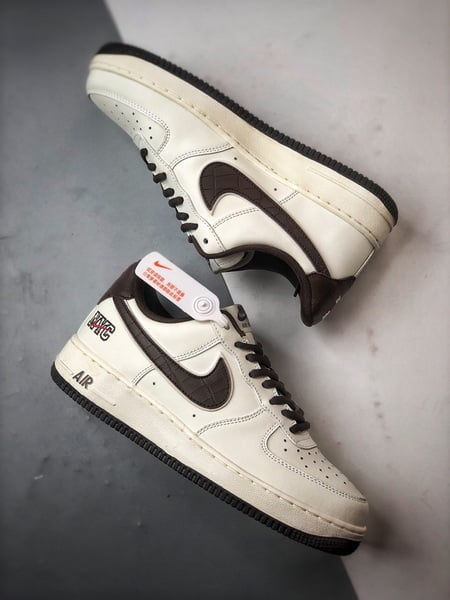 Air Force 1 '07 Low NYC Branco e Marrom - Vista 6