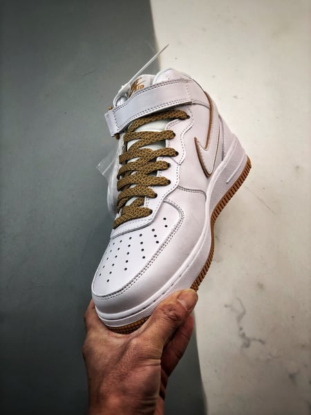 Air Force 1 07 Mid Branco Terra e Amarelo 3M - Vista 5