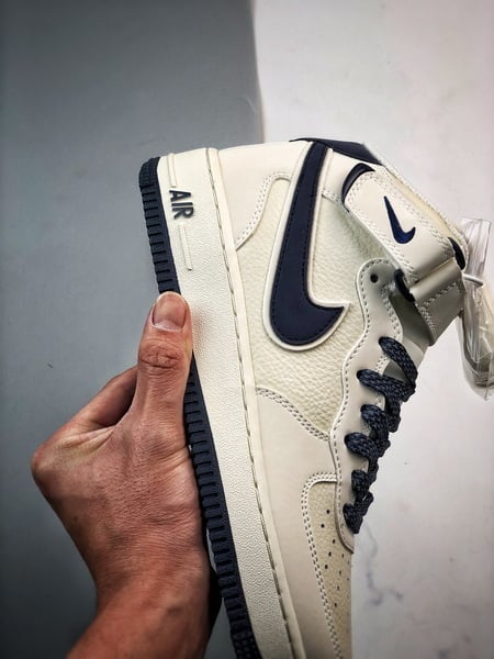 Air Force 1 07 Mid Branco e Azul Escuro 3M - Vista 2