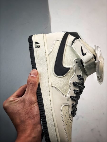 Air Force 1 07 Mid Branco e Preto3M - Vista 2