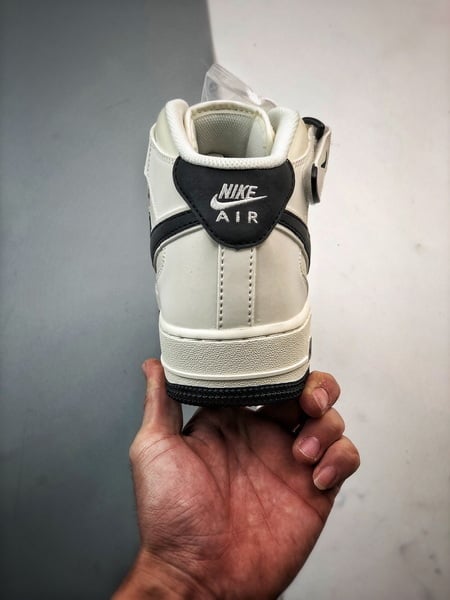 Air Force 1 07 Mid Branco e Preto3M - Vista 3