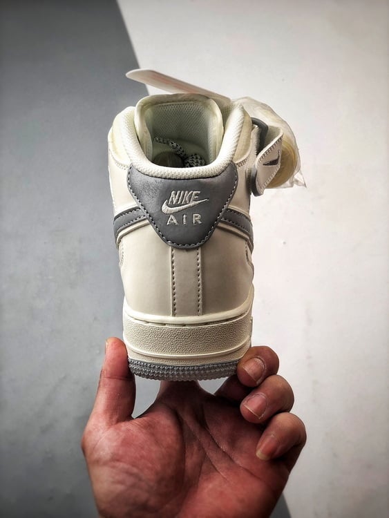 Air Force 1 07 Mid Bege Cinzento e Prata Reflexo - Vista 3
