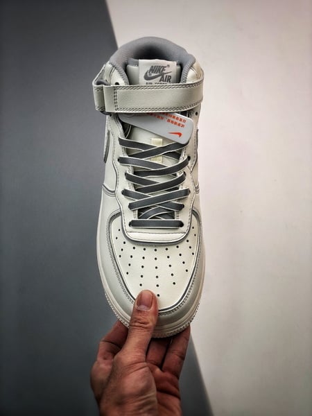 Air Force 1 07 Mid Bege e Branco Demonio da Noite - Vista 4