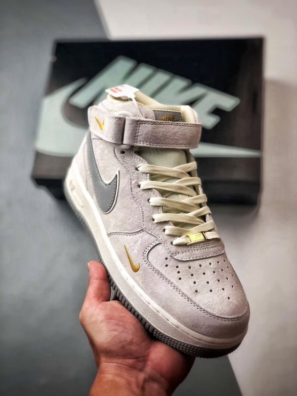Air Force 1 07 Mid Bege Branco e Prata Camurca - Vista 1
