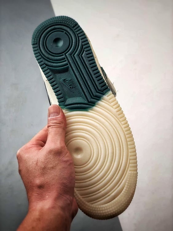 Air Force 1 07 Mid Bege e Verde Reflexo - Vista 4