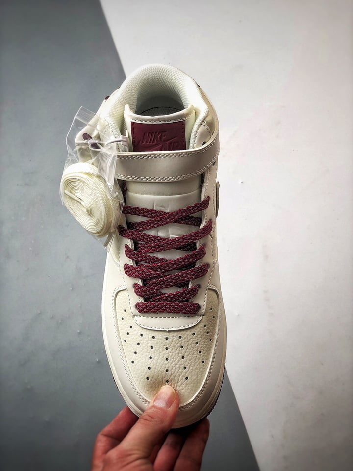 Air Force 1 07 Mid Bege e Vinho Reflexo - Vista 5