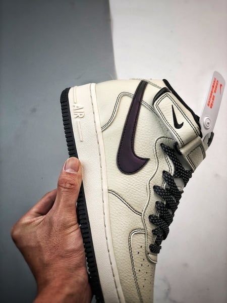 Air Force 1 07 Mid Bege e Preto - Vista 2