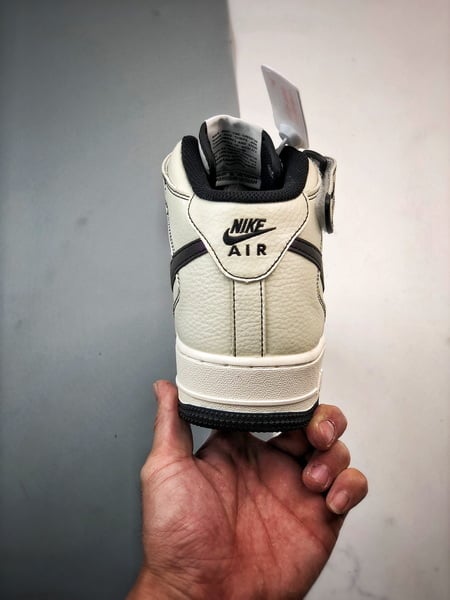 Air Force 1 07 Mid Bege e Preto - Vista 3