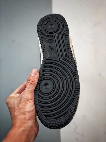 Air Force 1 07 Mid Bege e Preto - Vista 4