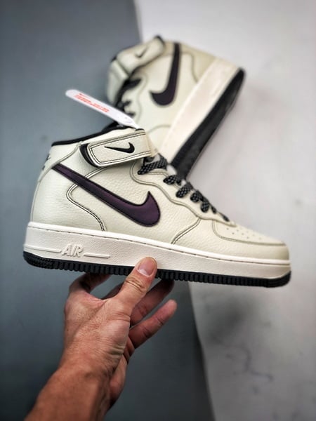 Air Force 1 07 Mid Bege e Preto - Vista 7