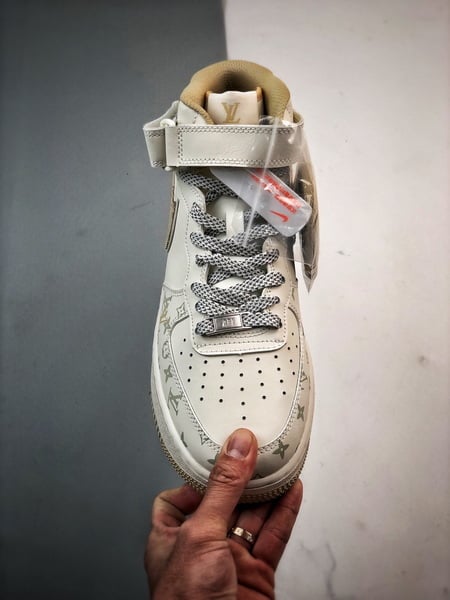 Air Force 1 07 Mid LV Branco e Caqui Estampado - Vista 9