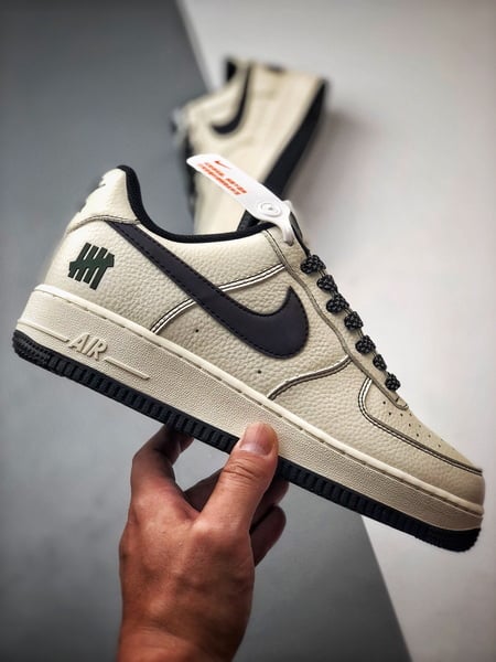 Air Force 1 Low Cinco Listras Creme e Preto - Vista 7