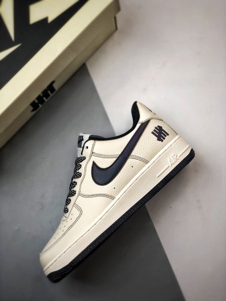 Air Force 1 Low Cinco Listras Creme e Preto - Vista 8