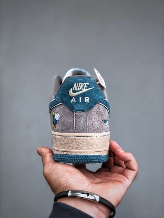 Air Force 1 Low Doraemon Cinzento e Azul - Vista 4