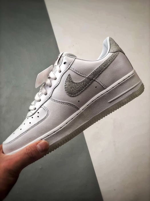 Air Force 1 Low Branco e Prata com Diamantes - Vista 5