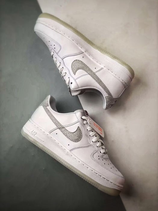 Air Force 1 Low Branco e Prata com Diamantes - Vista 6