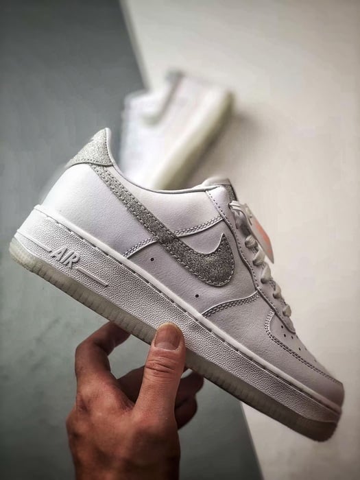 Air Force 1 Low Branco e Prata com Diamantes - Vista 7