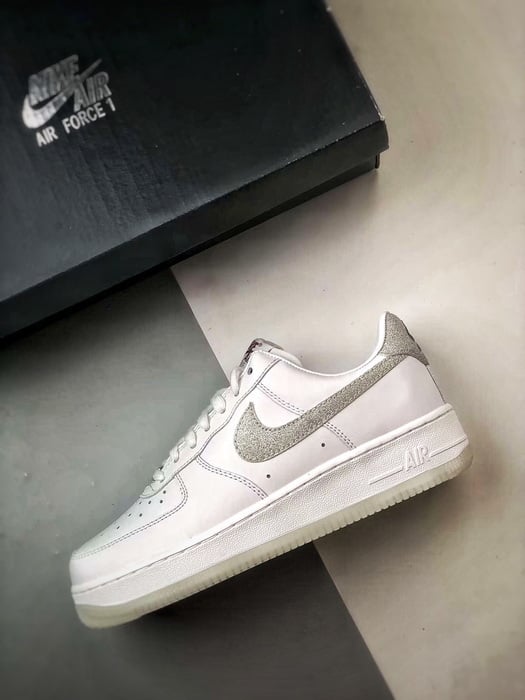 Air Force 1 Low Branco e Prata com Diamantes - Vista 8