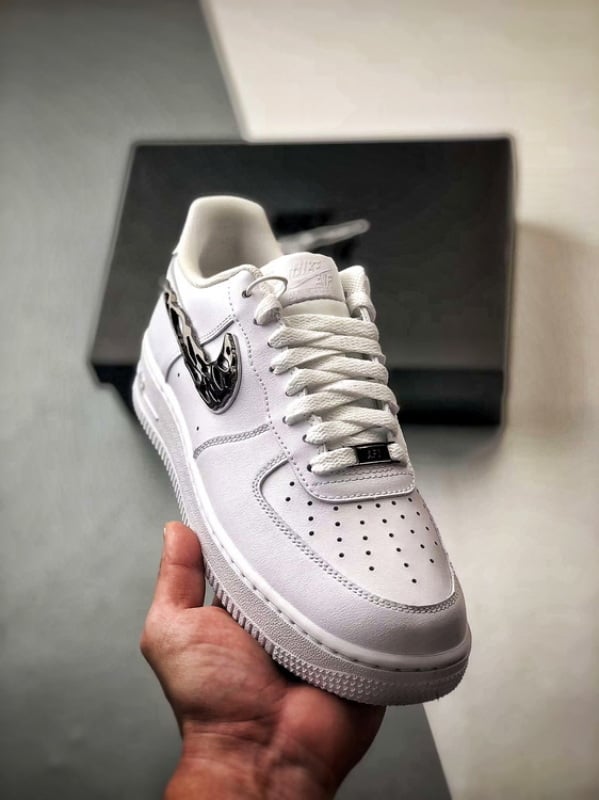 Air Force 1 Low Branco e Preto com Gancho Metálico