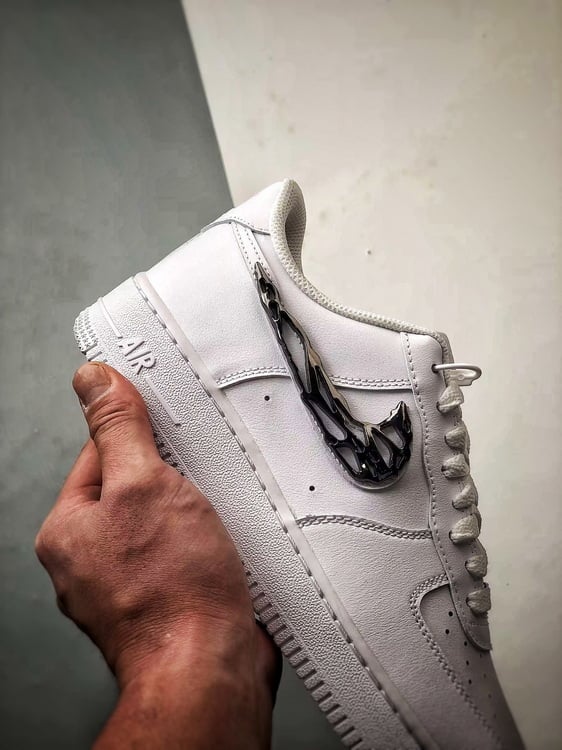 Air Force 1 Low Branco e Preto com Gancho Metálico - Vista 2