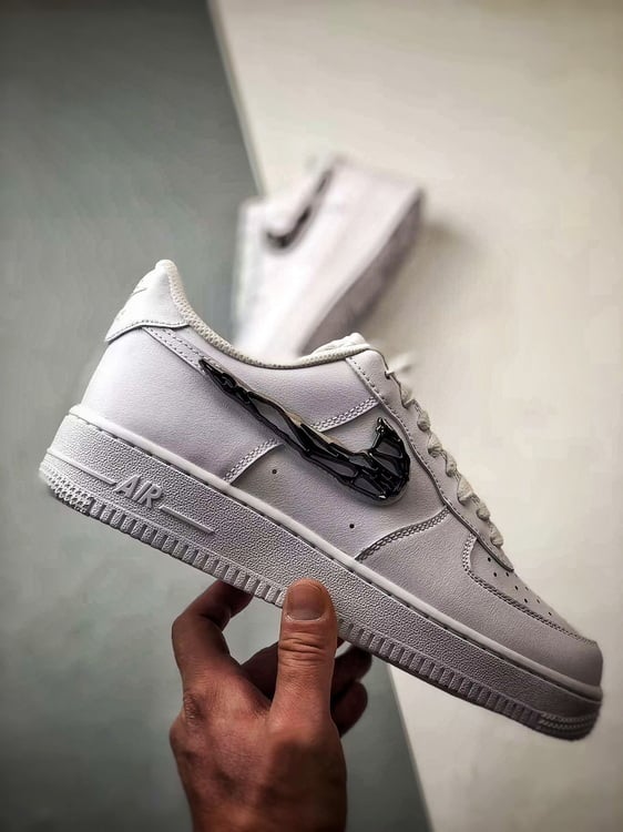Air Force 1 Low Branco e Preto com Gancho Metálico - Vista 7