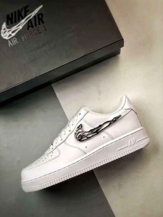 Air Force 1 Low Branco e Preto com Gancho Metálico - Vista 8