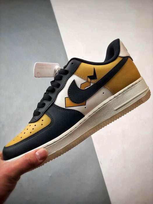 Air Force 1 Low Pikachu Branco, Preto e Amarelo - Vista 5