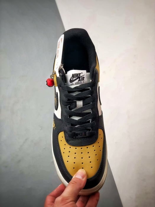 Air Force 1 Low Pikachu Branco, Preto e Amarelo - Vista 9